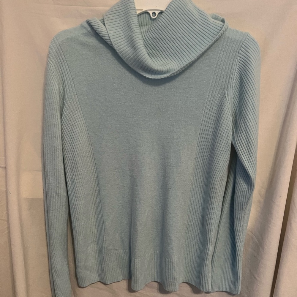 Size L turtleneck sweater